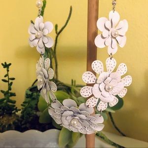 White Flower & Faux Pearl Necklace